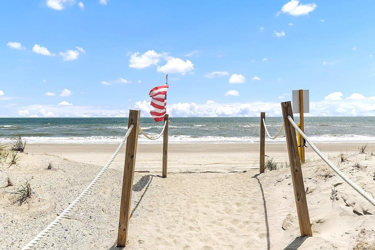 Easy beach access. The flag makes it easy to find. 